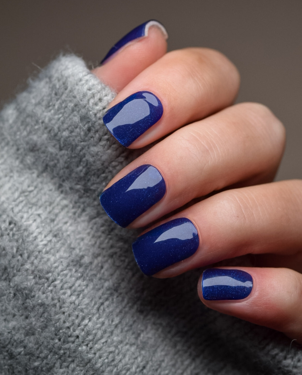 Midnight Tale UV Gel Wraps – tiefblauer Cat Eye Effekt mit galaktischem Glitzerschimmer auf den Nägeln.