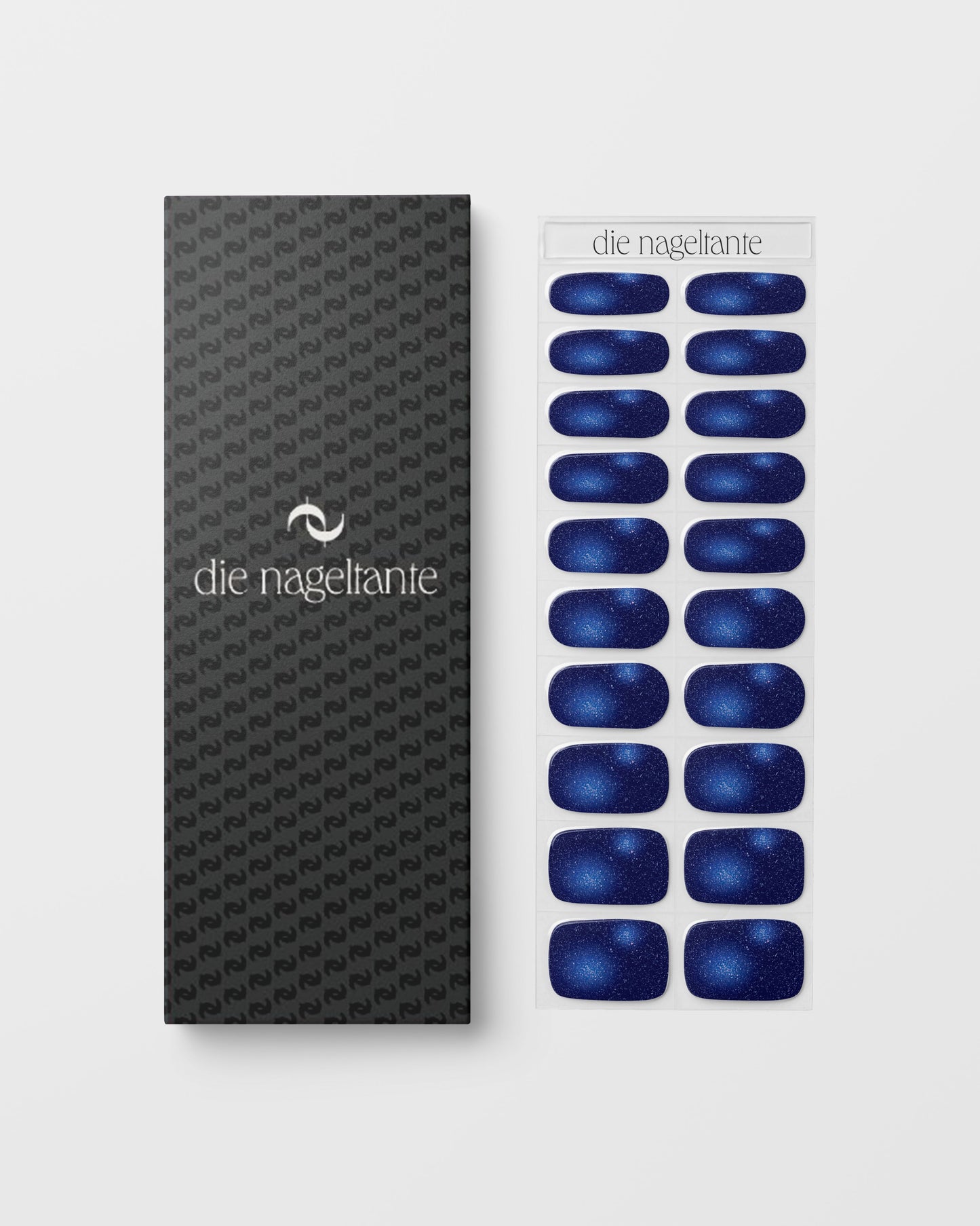 Anwendung der Midnight Tale UV Gel Wraps – blaue Nagelfolien werden auf den Nagel aufgeklebt und unter UV-Licht ausgehärtet.