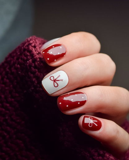 Snowberry Bow UV Gel Wraps – Nageldesign in Weiß und Beerenton mit feinen Schleifen und Pünktchen.