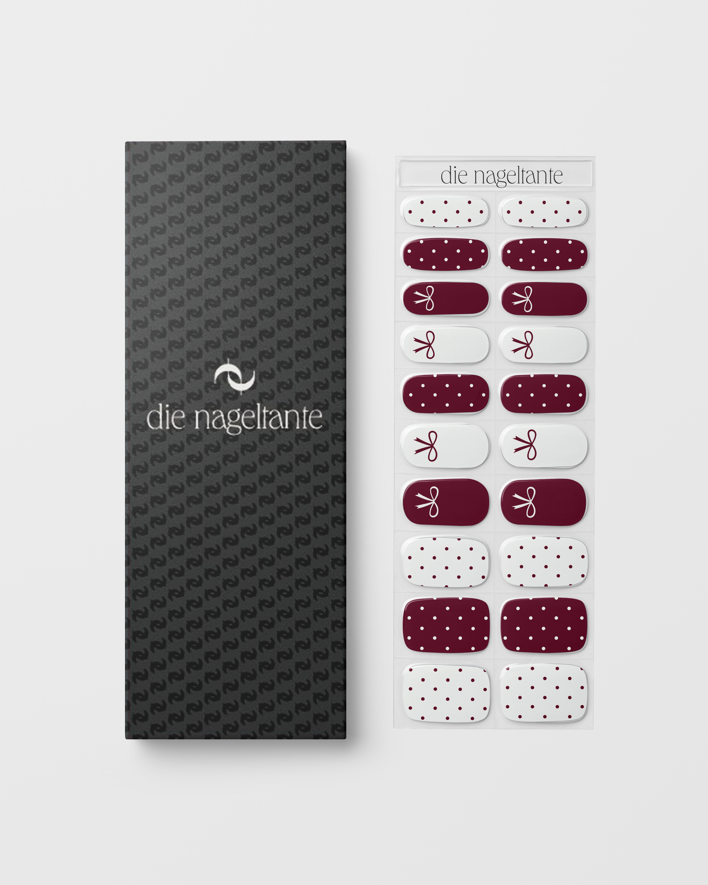 Snowberry Bow UV Gel Wraps – Nageldesign in Weiß und Beerenton mit feinen Schleifen und Pünktchen.
