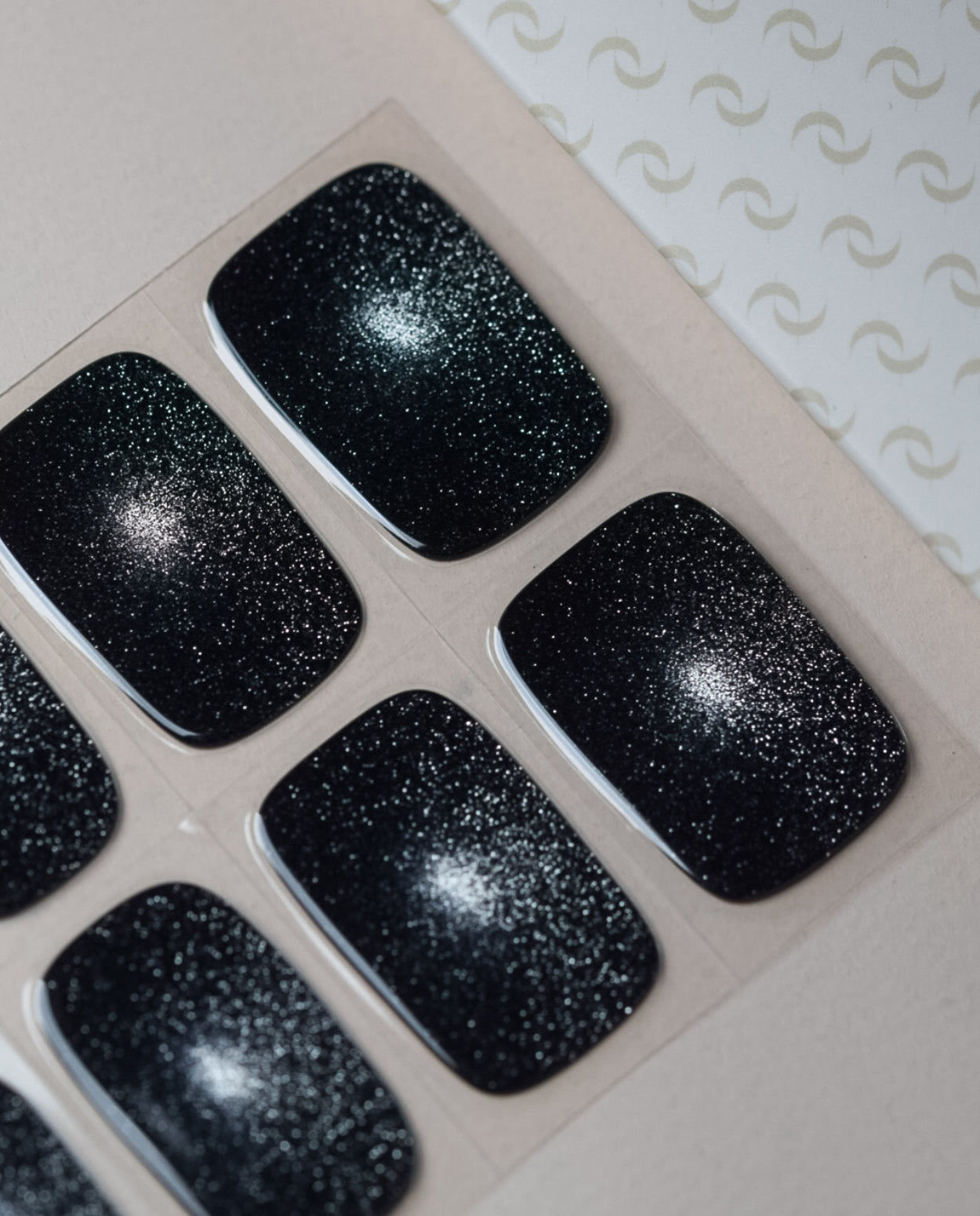Nahaufnahme der Black Spark UV Gel Wraps – edles Schwarz mit subtil funkelndem Glitzer.