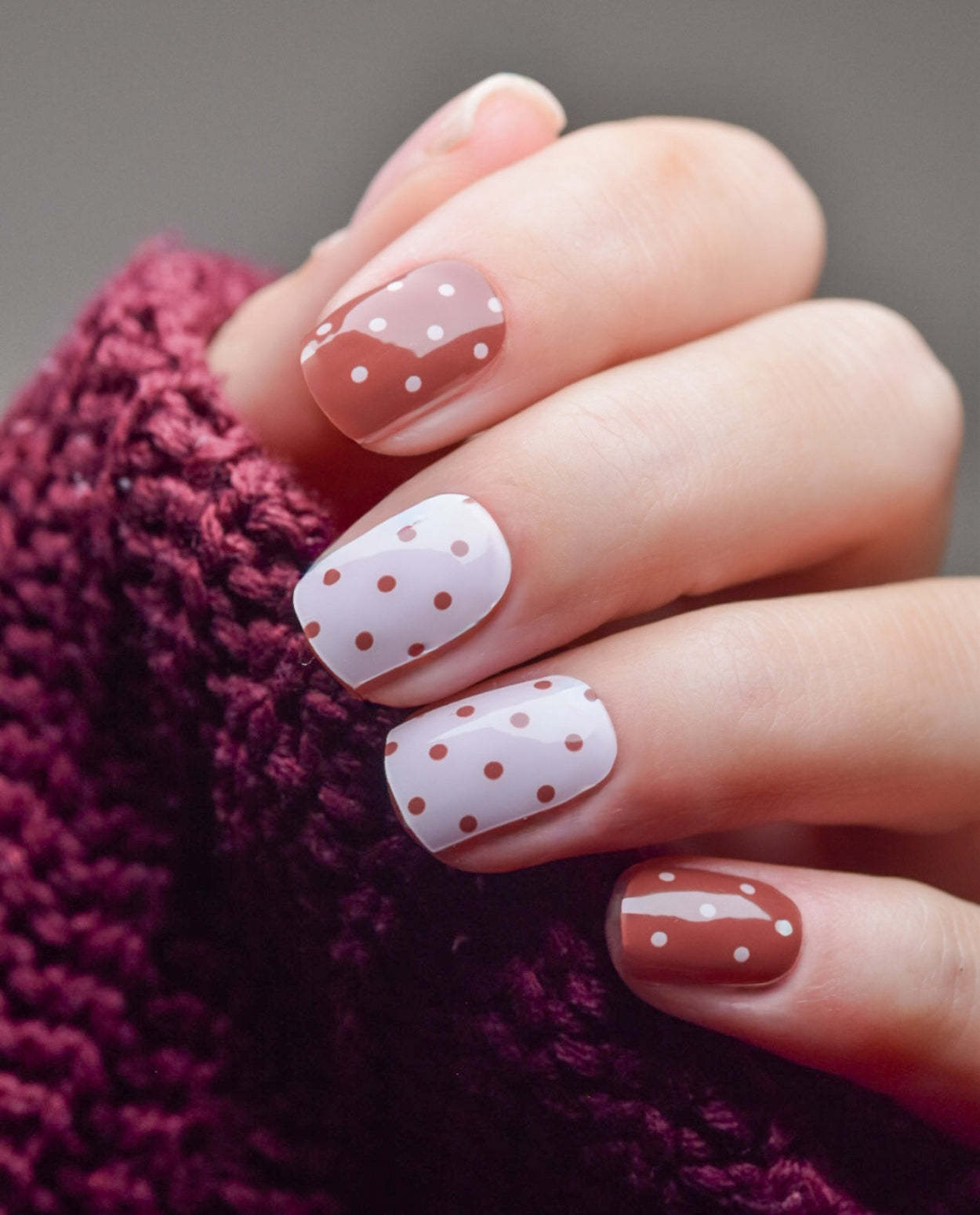 Milky Mocha UV Gel Wraps – zartrosa und mokkabraunes Polka-Dot Design mit femininem Retro-Flair.
