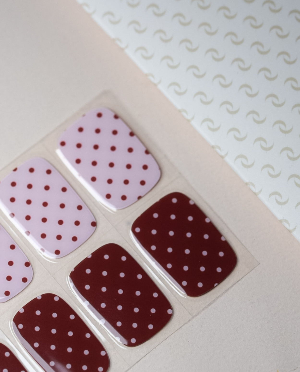 Milky Mocha UV Gel Wraps – zartrosa und mokkabraunes Polka-Dot Design mit femininem Retro-Flair.