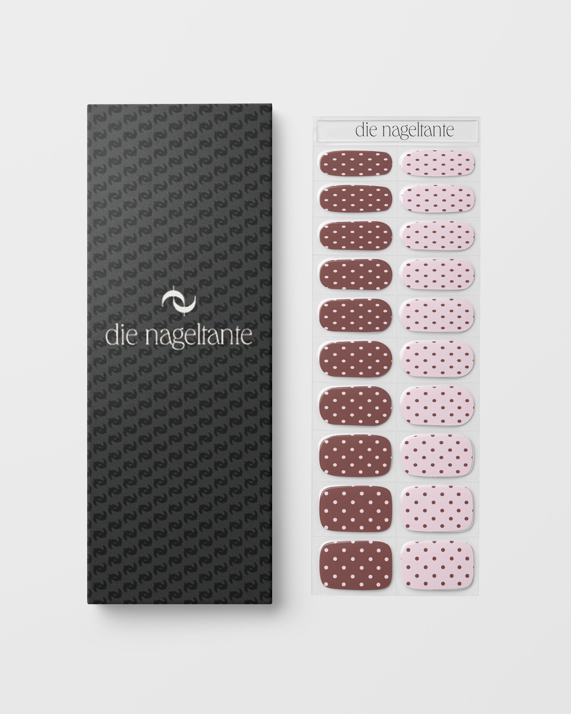 Milky Mocha UV Gel Wraps – zartrosa und mokkabraunes Polka-Dot Design mit femininem Retro-Flair.
