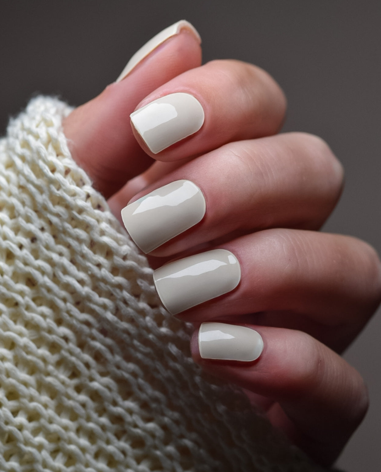 Anwendung der UV Gel Wraps – die selbstklebenden Folien werden auf den Nagel aufgebracht und unter UV-Licht ausgehärtet für ein perfektes Studio-Finish.
