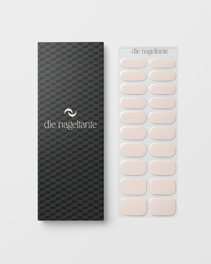 Nahaufnahme der Soft Sand UV Gel Wraps – heller Beigeton mit feinem, seidigem Glanz.
