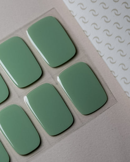 Soft Olive UV Gel Wraps – zartes Olivgrün mit natürlichem, elegantem Finish.
