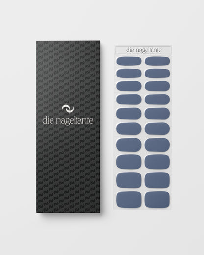 Nahaufnahme der Stone Blue UV Gel Wraps – ruhiger, graublauer Farbton mit feinem Glanz.
