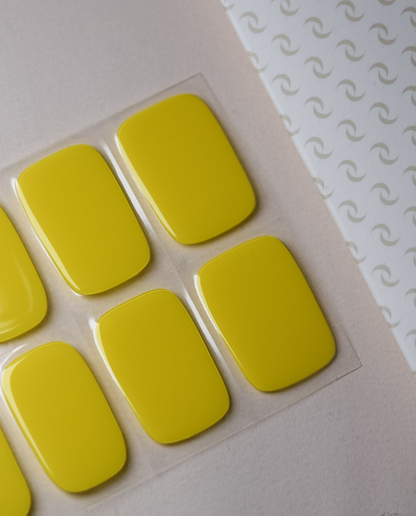 Mustard Pop UV Gel Wraps – kräftiger Senfgelbtton mit modernem, leuchtendem Finish.
