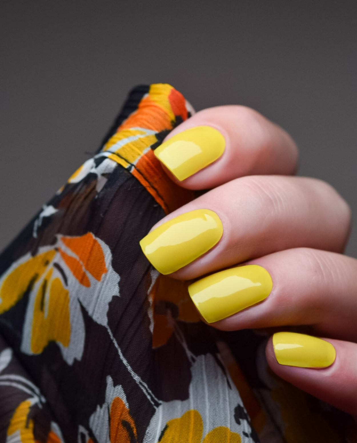 Mustard Pop UV Gel Wraps – kräftiger Senfgelbtton mit modernem, leuchtendem Finish.
