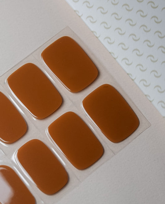 Nahaufnahme der Cozy Caramel UV Gel Wraps – weiches Braun mit warmem Glanz.
