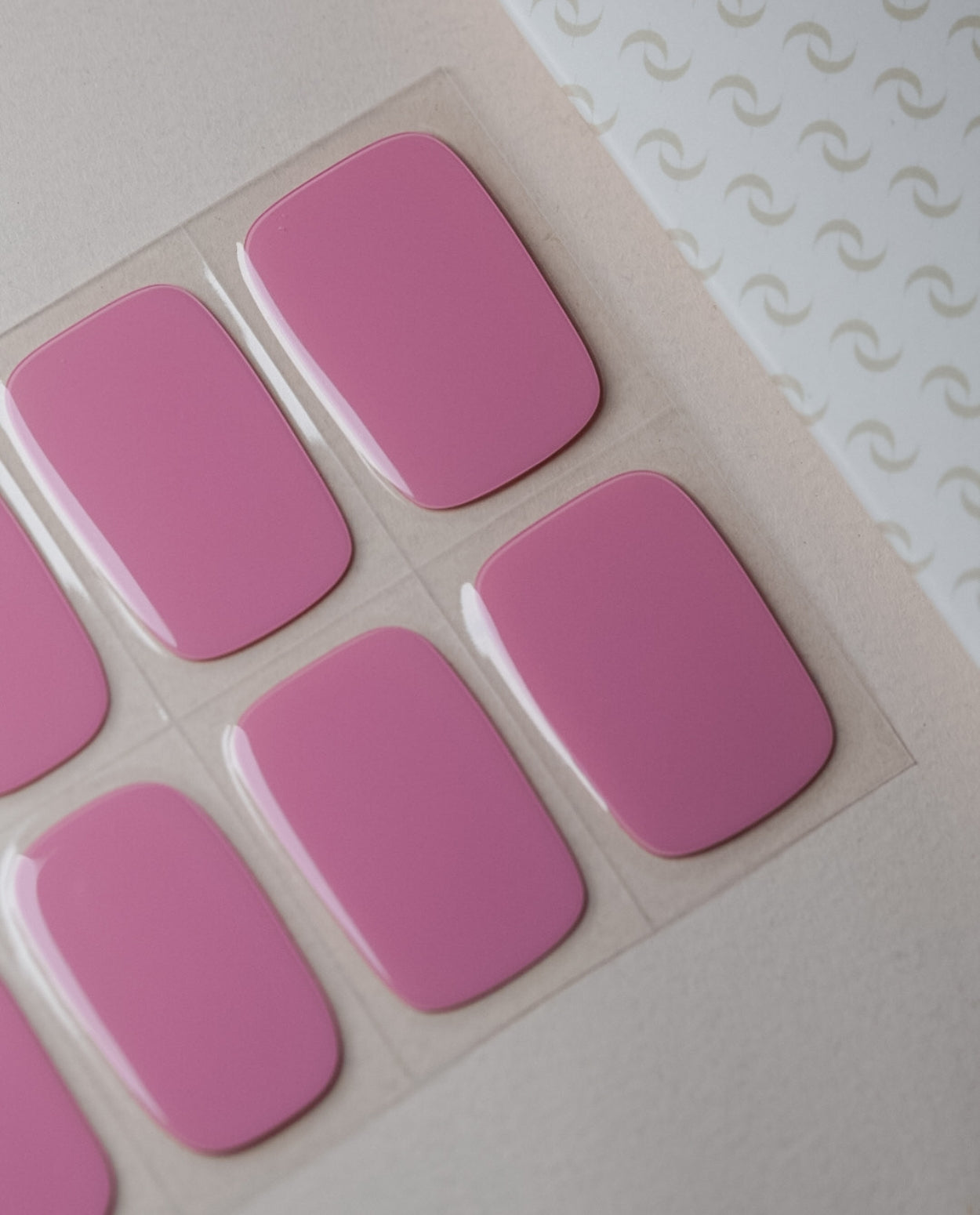 Nahaufnahme der Cherry Blossom UV Gel Wraps – pastelliges Rosé mit dezentem Glanz.
