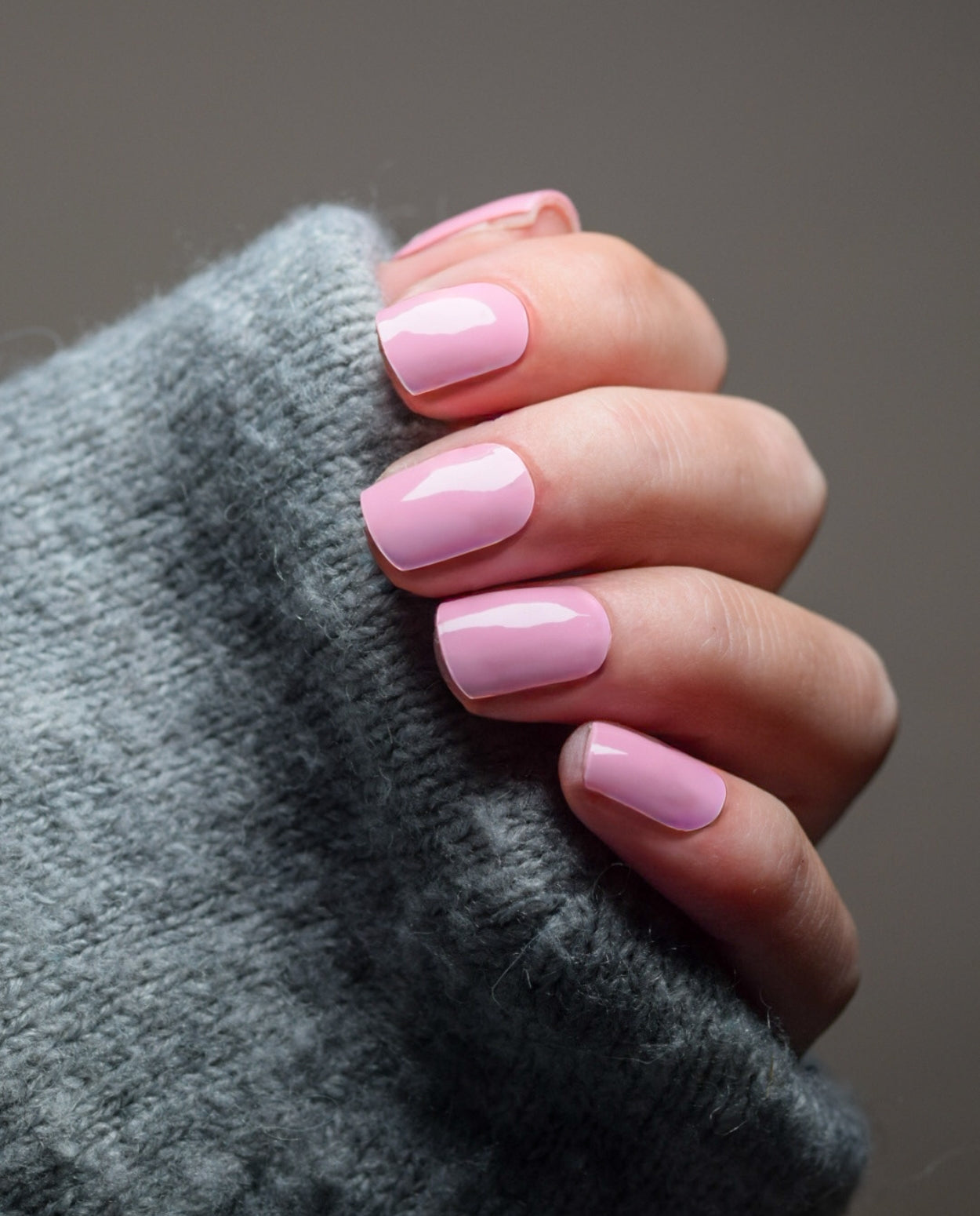 Anwendung der UV Gel Wraps – die selbstklebenden Folien werden auf den Nagel aufgebracht und unter UV-Licht ausgehärtet für ein perfektes Studio-Finish.
