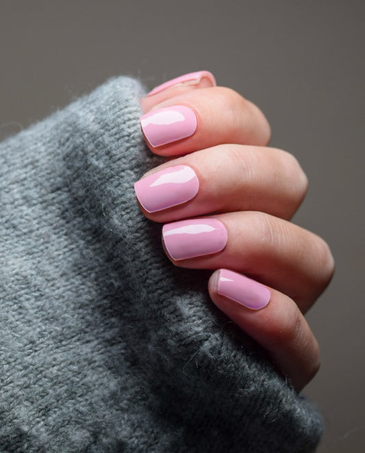 Anwendung der UV Gel Wraps – die selbstklebenden Folien werden auf den Nagel aufgebracht und unter UV-Licht ausgehärtet für ein perfektes Studio-Finish.
