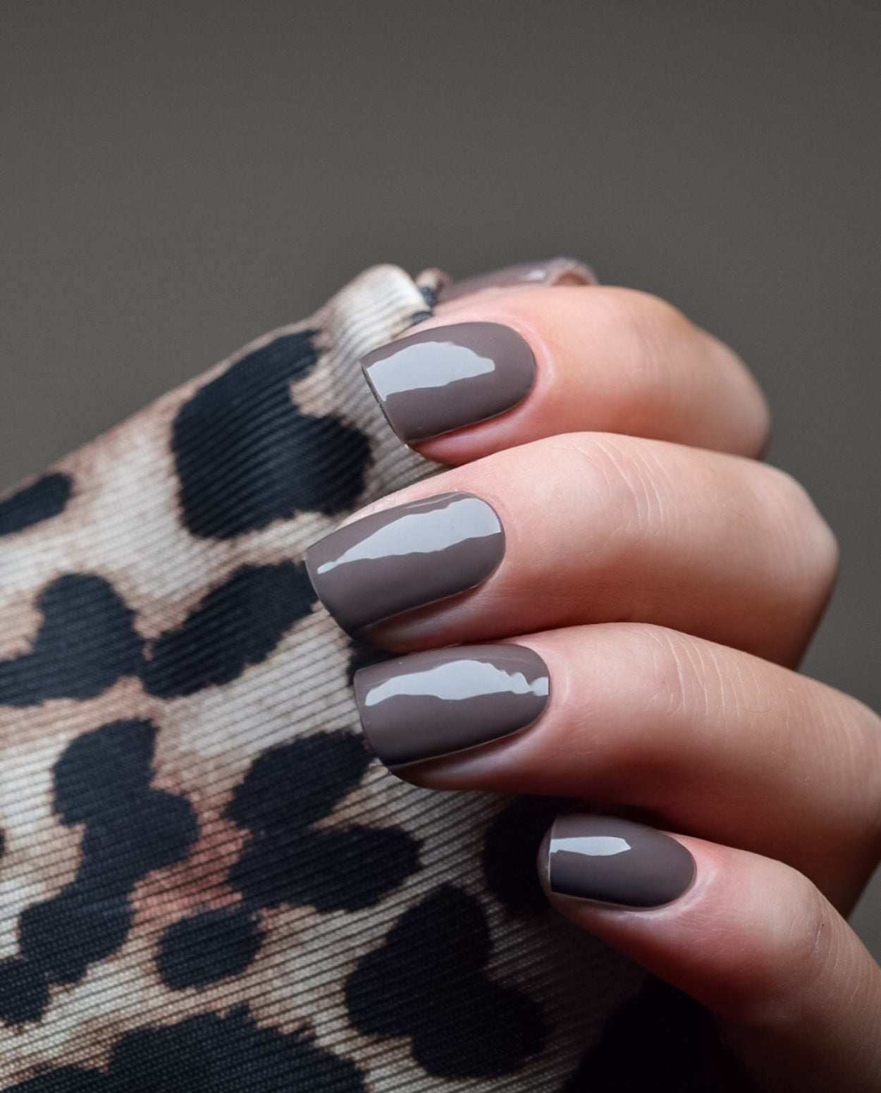 Nahaufnahme der Velvet Mocha UV Gel Wraps – tiefes, luxuriöses Braun mit seidigem Glanz.
