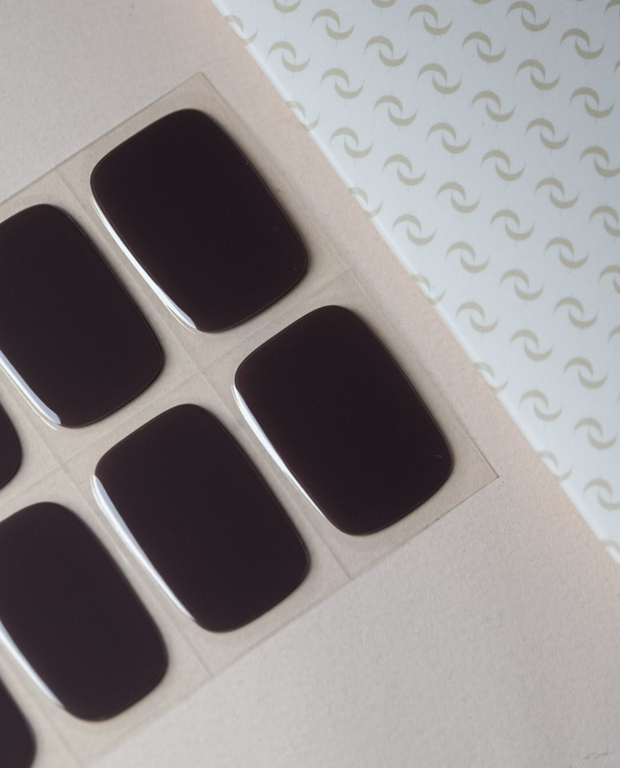 Nahaufnahme der Velvet Mocha UV Gel Wraps – tiefes, luxuriöses Braun mit seidigem Glanz.