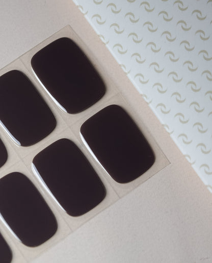 Nahaufnahme der Velvet Mocha UV Gel Wraps – tiefes, luxuriöses Braun mit seidigem Glanz.