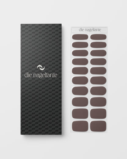 Nahaufnahme der Velvet Mocha UV Gel Wraps – tiefes, luxuriöses Braun mit seidigem Glanz.
