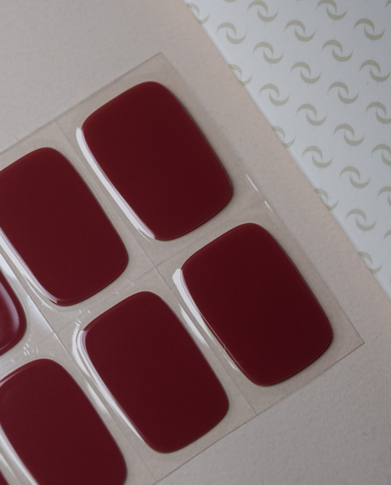 Nahaufnahme der Rustic Chili UV Gel Wraps – kräftiges Rotbraun mit weichem, natürlichen Glanz.