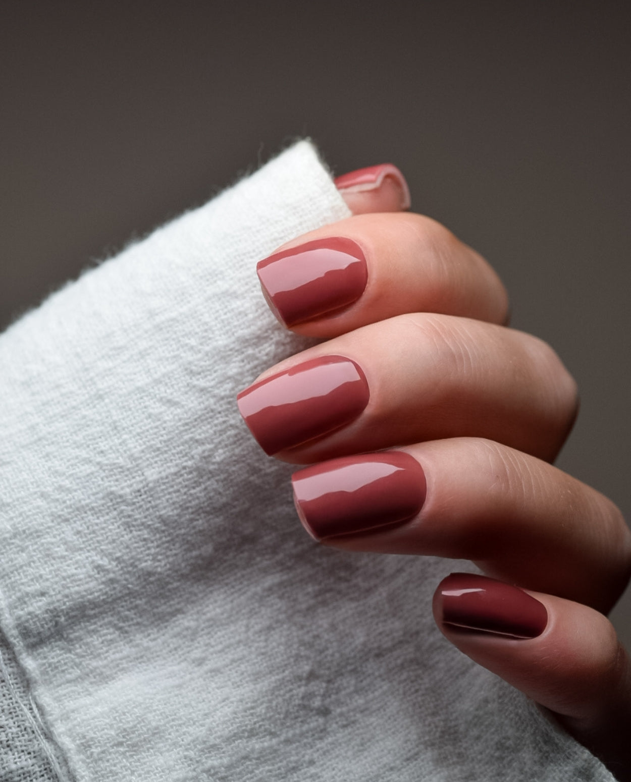 Nahaufnahme der Rustic Chili UV Gel Wraps – kräftiges Rotbraun mit weichem, natürlichen Glanz.