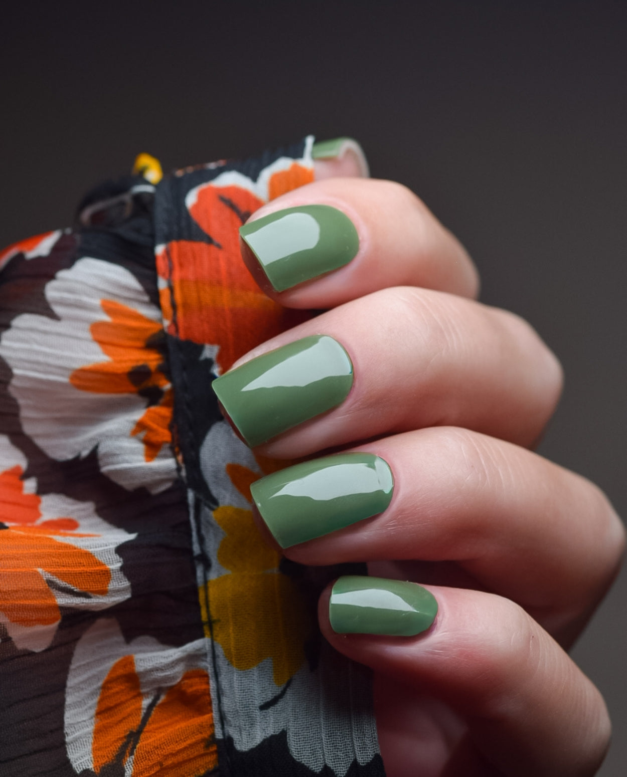 Pine Moss UV Gel Wraps – sattes Moosgrün mit ruhiger, natürlicher Eleganz.
