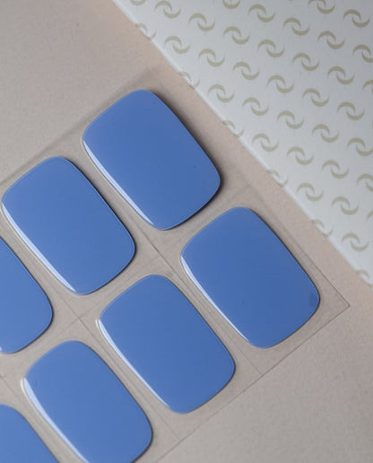 Nahaufnahme der Dusty Blue UV Gel Wraps – dezentes, matt schimmerndes Graublau für stilvolle Looks.