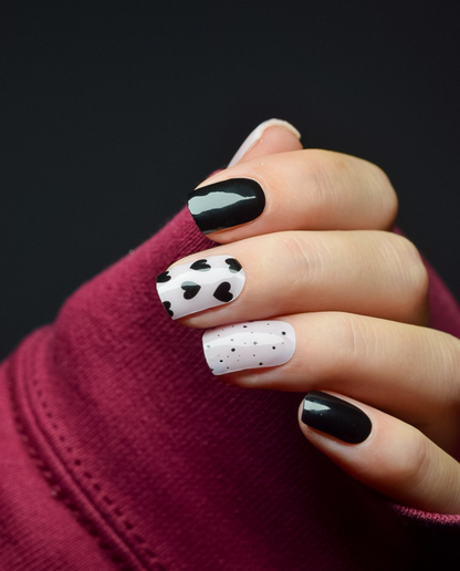 UV Gel Wrap Design „Black Heart“ in Schwarz und Weiß mit Herzmotiven auf kurzen Nägeln