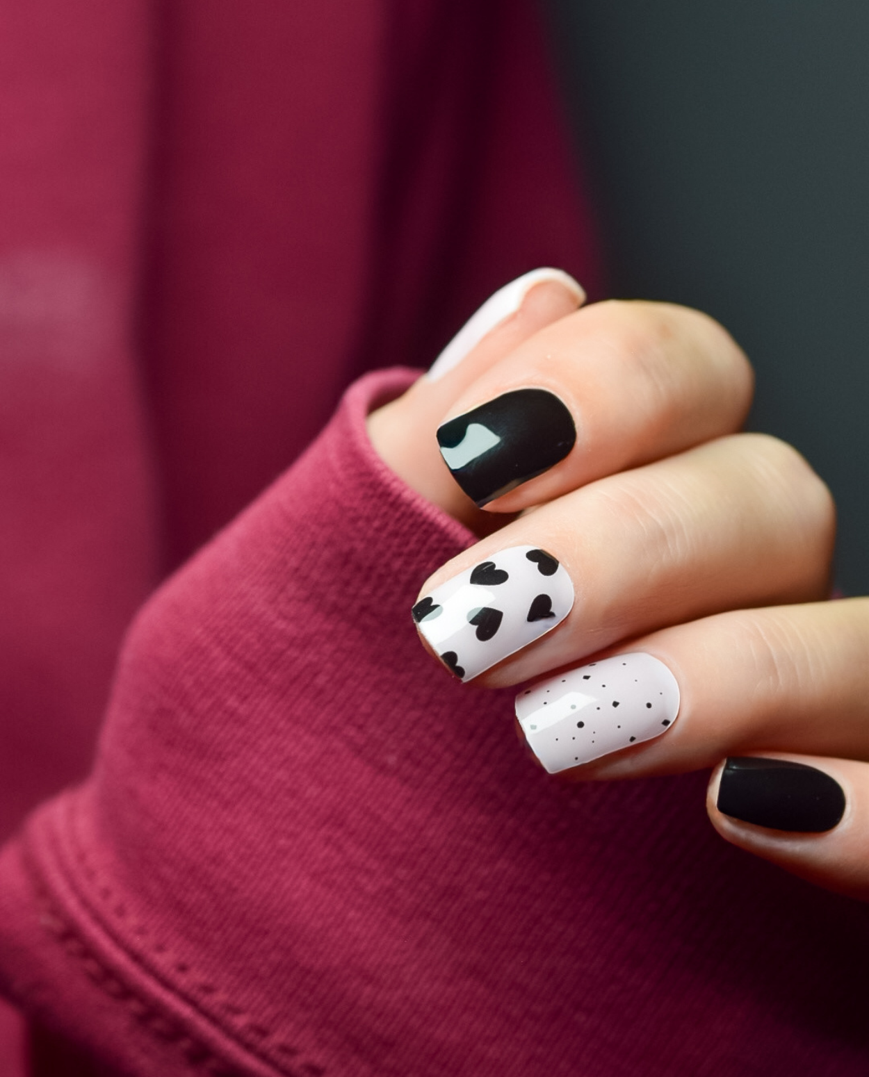 Modernes UV Gel Wrap Design „Black Heart“ getragen auf Naturnägeln