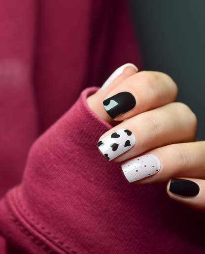 Modernes UV Gel Wrap Design „Black Heart“ getragen auf Naturnägeln