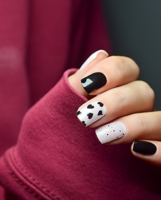 Modernes UV Gel Wrap Design „Black Heart“ getragen auf Naturnägeln