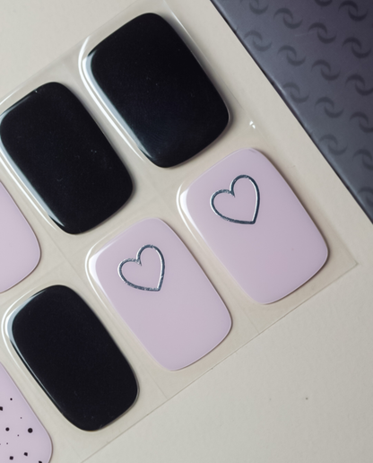 UV Gel Wraps „Black Heart“ mit schwarzen und weißen Designs und Herzdetails, Detailansicht