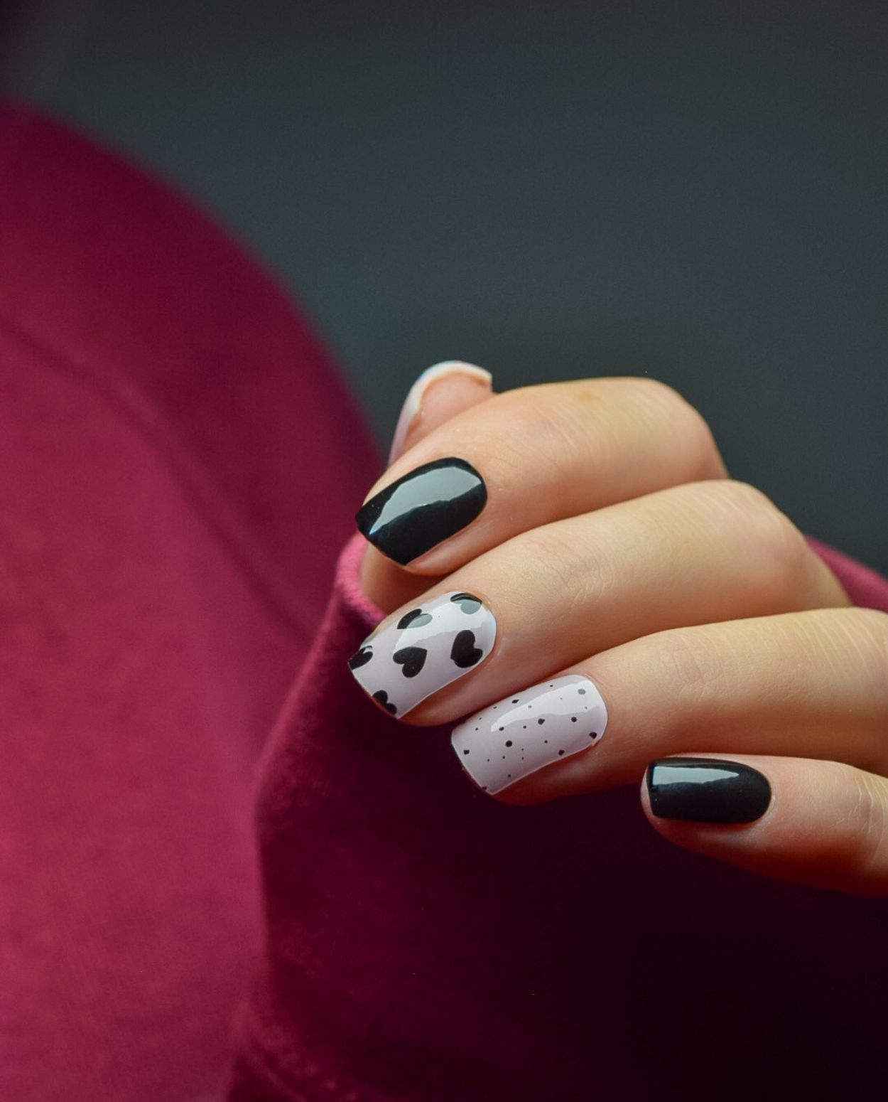 Modernes UV Gel Wrap Design „Black Heart“ getragen auf Naturnägeln
