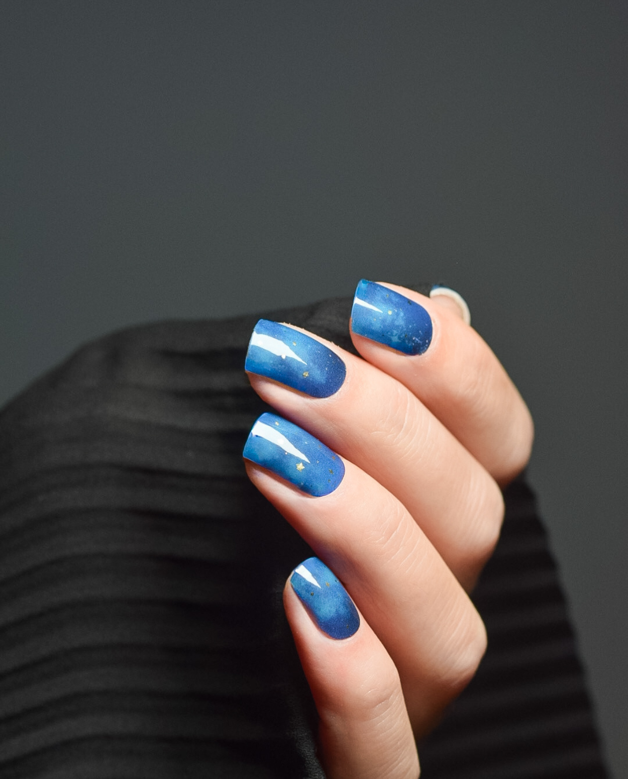 UV Gel Wrap Design „Starry Sky“ getragen auf Naturnägeln, eleganter Sternenlook