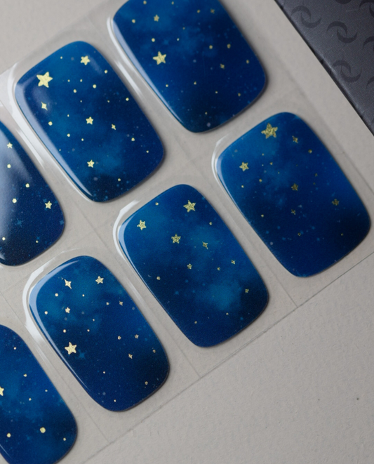UV Gel Wraps „Starry Sky“ mit Nachtblau und goldenen Sternakzenten, Detailansicht