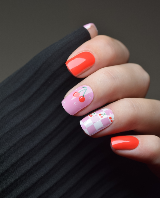 UV Gel Wrap Design „Cherry Kisses“ in Kirschrot und Rosa mit Kirschen-Motiven auf kurzen Nägeln