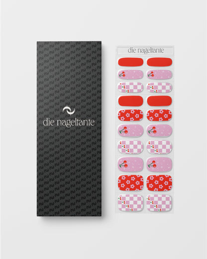 UV Gel Wraps „Cherry Kisses“ mit Kirschen-Design und rosa Mustern, Detailansicht mit Verpackung
