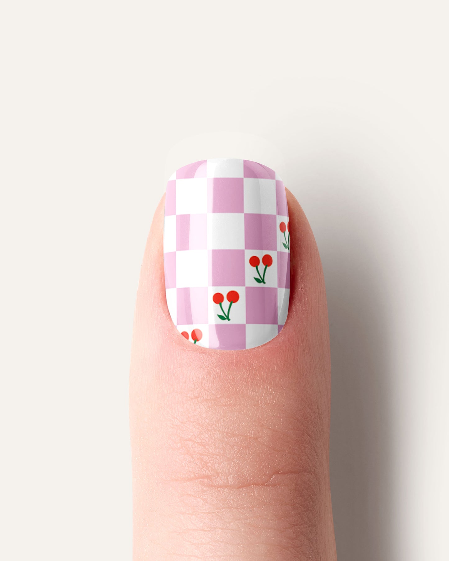 UV Gel Wraps „Cherry Kisses“ mit Kirschen-Design und rosa Mustern, Detailansicht auf Finger
