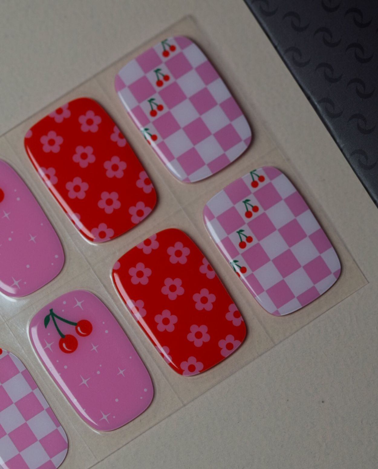 UV Gel Wraps „Cherry Kisses“ mit Kirschen-Design und rosa Mustern, Detailansicht