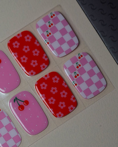 UV Gel Wraps „Cherry Kisses“ mit Kirschen-Design und rosa Mustern, Detailansicht