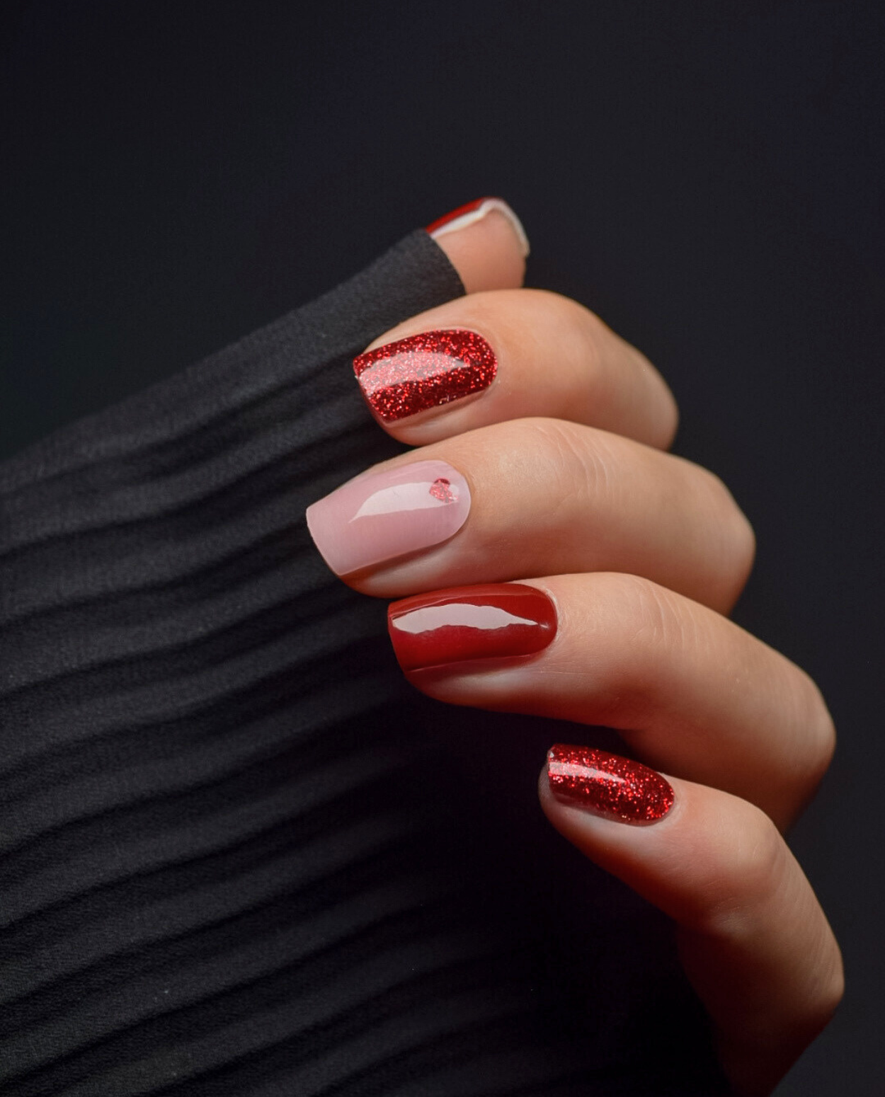 UV Gel Wrap Design „Little Love Story“ in Rot und Rosé mit Glitzerakzenten auf kurzen Nägeln