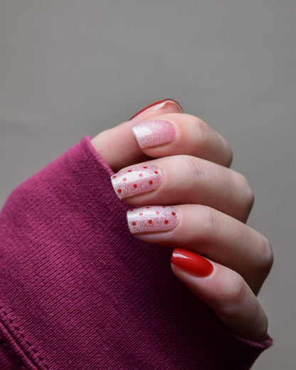 Detailansicht der UV Gel Wraps Sugar Sprinkle mit feinen roten Sprenkeln und schimmerndem Cat-Eye-Effekt