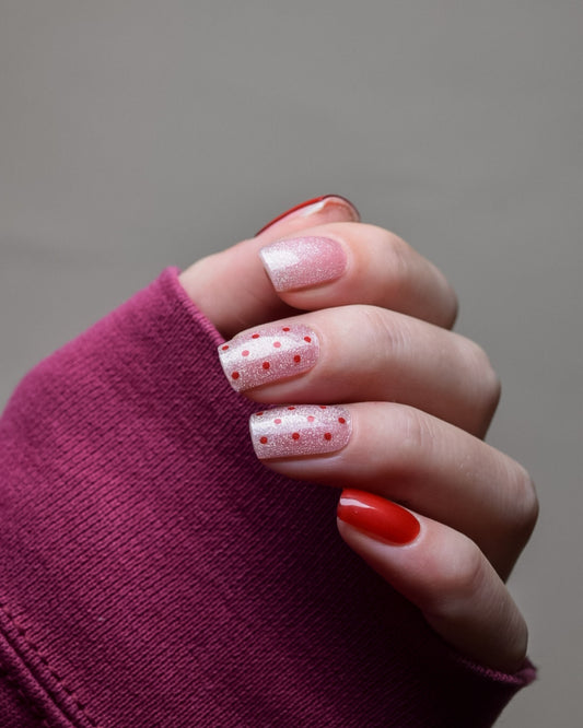 Detailansicht der UV Gel Wraps Sugar Sprinkle mit feinen roten Sprenkeln und schimmerndem Cat-Eye-Effekt