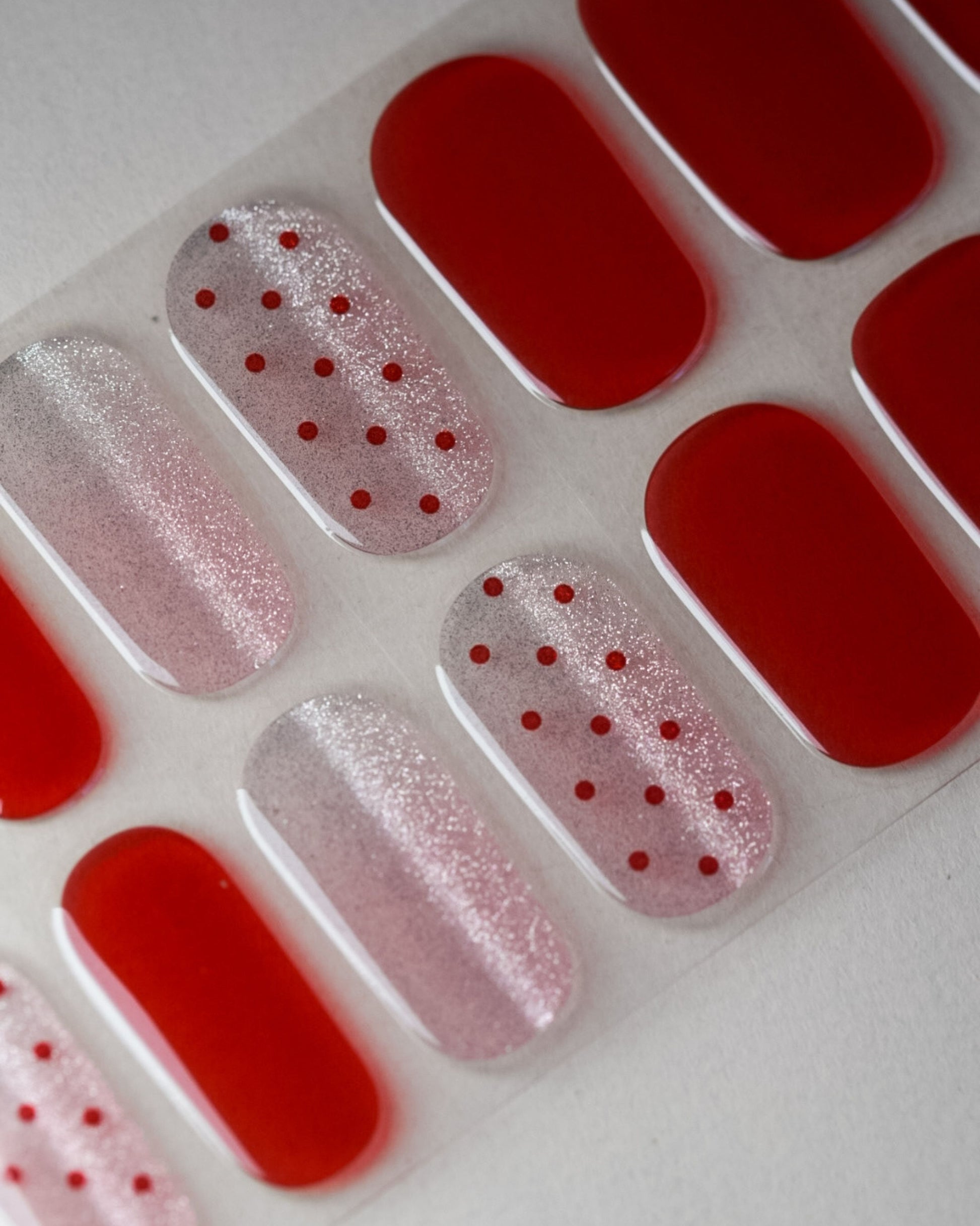 Detailansicht der UV Gel Wraps Sugar Sprinkle mit feinen roten Sprenkeln und schimmerndem Cat-Eye-Effekt