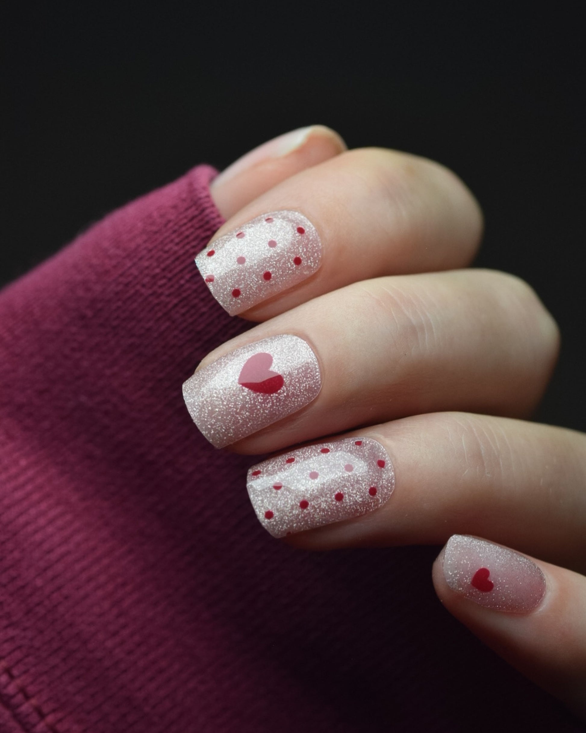 Detailansicht der UV Gel Wraps Unbreak My Heart mit feinem Punktedesign und Herzmotiv