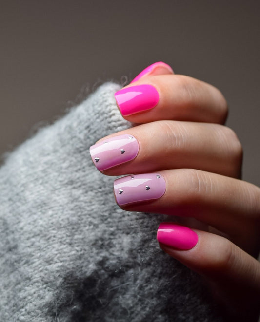 UV Gel Wrap Design „Neon Blush“ in Neonpink und Blush mit kleinen Herzakzenten auf kurzen Nägeln