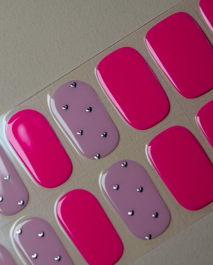 UV Gel Wraps „Neon Blush“ mit pinken Uni-Flächen und Herzdetails, Detailansicht