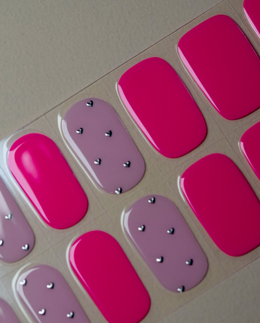 UV Gel Wraps „Neon Blush“ mit pinken Uni-Flächen und Herzdetails, Detailansicht
