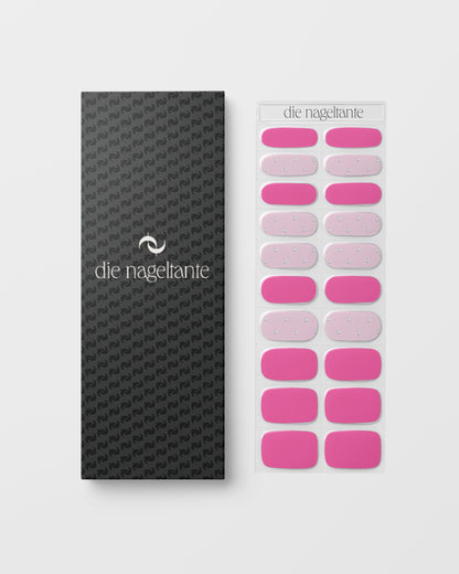 UV Gel Wraps „Neon Blush“ mit pinken Uni-Flächen und Herzdetails, Detailansicht mit Verpackung