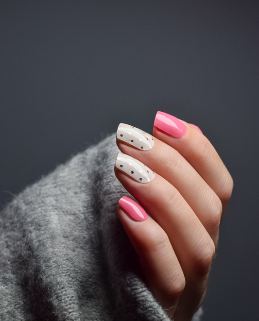 UV Gel Wrap Design „Sugar Dots“ in Pink und Nude mit feinen goldenen Punkten auf kurzen Nägeln