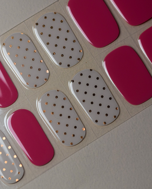 UV Gel Wraps „Sugar Dots“ mit Nude-Basis und goldenen Punktakzenten, Detailansicht